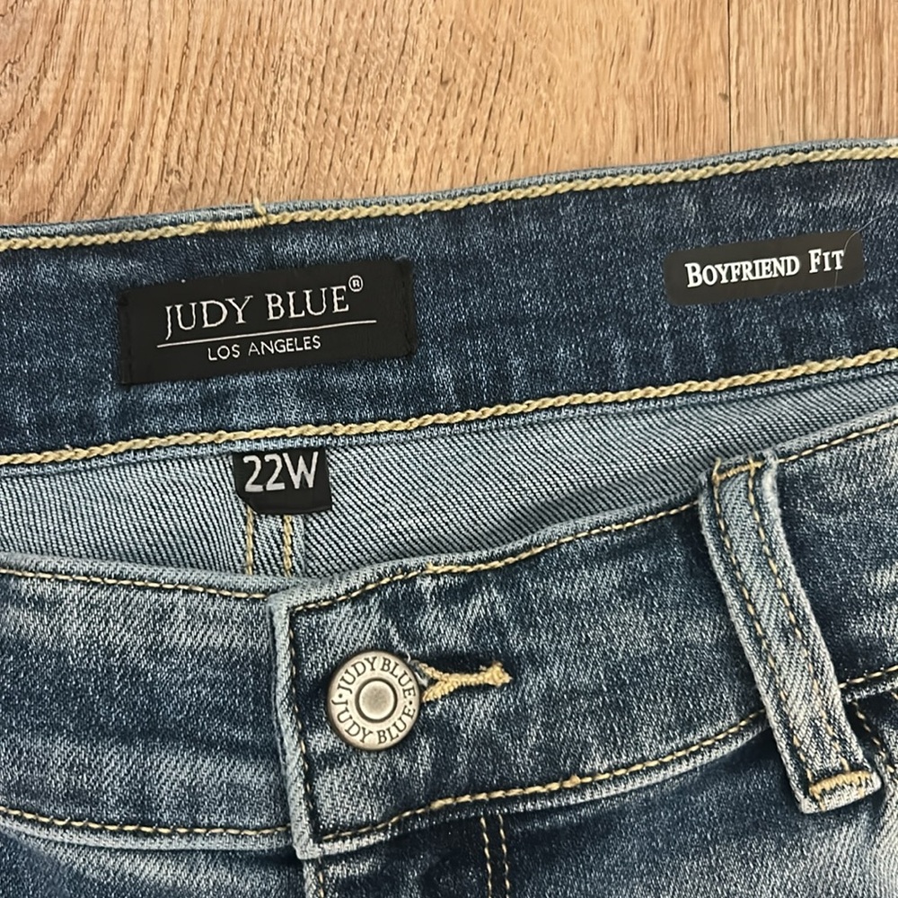 Judy Blue Cropped Medium Blue Boyfriend Jeans - Picture 3 of 5